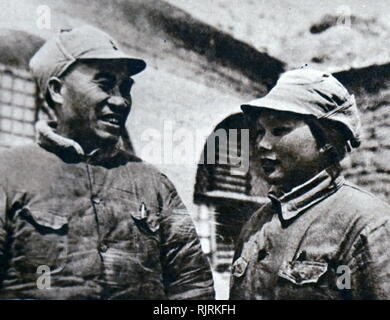 Zhu De (1886 - 6 juillet 1976), général chinois, le seigneur de guerre, homme politique, révolutionnaire et l'un des pionniers du parti communiste de Chine. On voit ici avec son épouse, Kang Keqing, dans les grottes de Yan'an au cours de la Longue Marche. Kang Keqing (1911 - 1992), était un homme politique de la République populaire de Chine Banque D'Images