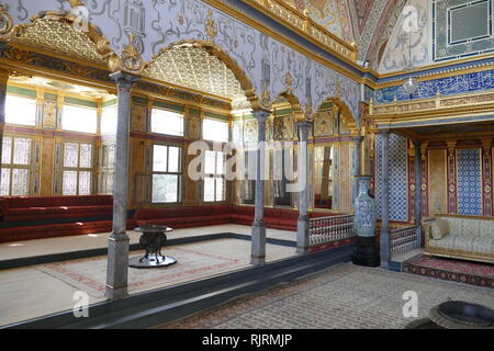 Intérieur de l'Imperial Hall (Hunkar Canapés ?) au Palais de Topkapi à Istanbul. La Turquie. Au 15ème siècle, the Topkapi a servi de résidence principale et siège administratif des sultans Ottomans. La construction a commencé en 1459, commandé par Mehmet le Conquérant. Palais Topkapi Était à l'origine appelé le "nouveau Palais". Il a été donné le nom Palais Topkapi, sens Cannon Gate, dans le 19e siècle Banque D'Images