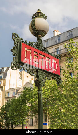 Lanterne décorative et un pointeur entrée dans le métro de Paris. France Banque D'Images