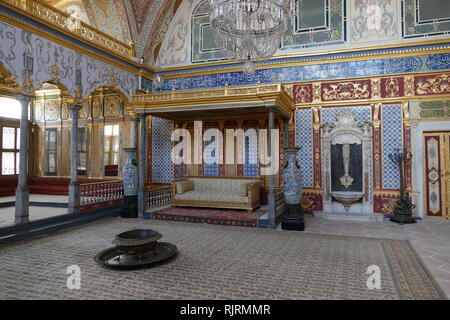 Intérieur de l'Imperial Hall (Hunkar Canapés ?) au Palais de Topkapi à Istanbul. La Turquie. Au 15ème siècle, the Topkapi a servi de résidence principale et siège administratif des sultans Ottomans. La construction a commencé en 1459, commandé par Mehmet le Conquérant. Palais Topkapi Était à l'origine appelé le "nouveau Palais". Il a été donné le nom Palais Topkapi, sens Cannon Gate, dans le 19e siècle Banque D'Images