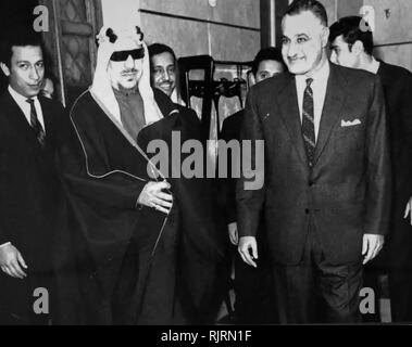 Le président Gamal Nasser d'Égypte avec Saud Bin Abdul-Aziz Al Saud (1902 - 1969), roi d'Arabie saoudite de 1953 à 1964. Banque D'Images