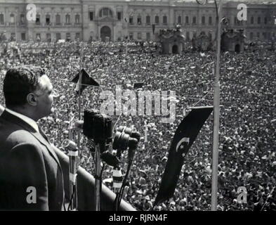 Les foules bienvenue Gamal Abdel Nasser (1918 - 1970), Président de l'Égypte, de 1956 jusqu'à sa mort en 1970. Nasser a dirigé le renversement de la monarchie en 1952 et a introduit des réformes foncières l'année suivante Banque D'Images