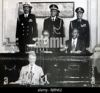 Le président américain Jimmy Carter, l'adresse à l'Assemblée du Peuple, Le Caire, Egypte, 1979. Le président égyptien Anouar Sadate cherche sur Banque D'Images