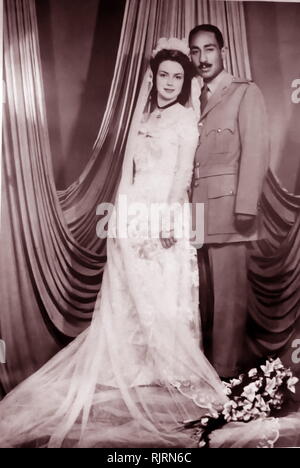 Mariage de Jehan et Anwar Sadat, 1949. Muhammad Anwar el-Sadate (1918 - 1981), Président de l'Égypte, au service du 15 octobre 1970 jusqu'à son assassinat par des officiers de l'armée intégriste le 6 octobre 1981. Sadat a été membre senior de l'Agents libres qui a renversé le roi Farouk dans la révolution égyptienne de 1952, et un proche confident du président Gamal Abdel Nasser, en vertu de laquelle il a servi comme Vice-président à deux reprises et auquel il succède en tant que président en 1970. Banque D'Images