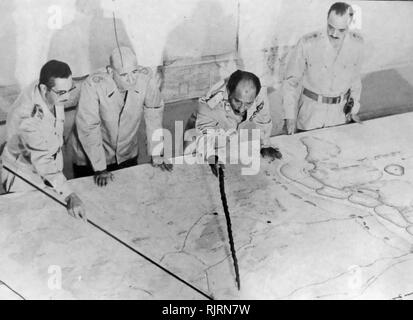 Anouar el-Sadate Président de l'Égypte, au QG militaire pendant la guerre israélo-arabe de 1973. Il est accompagné de Field Marshall Ahmed Ismail et le général Al-Gamasi. La guerre de 1973 (guerre du Kippour, le Ramadan, la guerre ou la guerre d'octobre), s'est déroulée du 6 octobre au 25, 1973, par une coalition d'États arabes dirigé par l'Égypte et la Syrie contre Israël. Banque D'Images