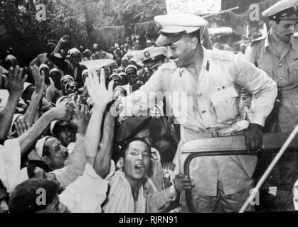 Les dirigeants y compris des officiers libres Anwar Sadat est assailli par la foule lors de la révolution égyptienne de 1952. Muhammad Anwar el-Sadate (1918 - 1981), Président de l'Égypte, au service du 15 octobre 1970 jusqu'à son assassinat par des officiers de l'armée intégriste le 6 octobre 1981. Sadat a été membre senior de l'Agents libres qui a renversé le roi Farouk dans la révolution égyptienne de 1952, et un proche confident du président Gamal Abdel Nasser, en vertu de laquelle il a servi comme Vice-président à deux reprises et auquel il succède en tant que président en 1970. Banque D'Images