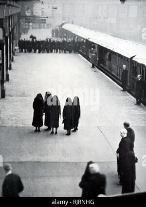 La Reine Mary, la Princesse Royale et la fille est en droit de feu le Roi George V, attendre son cercueil au King's Cross de Londres. Funérailles du roi George V (1936), Roi du Royaume-Uni et les Dominions britanniques, et l'empereur de l'Inde, à partir du 6 mai 1910 jusqu'à sa mort en 1936. Les quatre fils du roi (le roi Édouard VIII, le duc de York, le duc de Gloucester et le duc de Kent) prendre part à l'état de funérailles. Banque D'Images