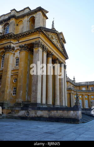 Blenheim Palace, Oxfordshire, Angleterre, est la résidence principale des ducs de Marlborough, et le seul non-royal, non, maison épiscopale en Angleterre à détenir le titre de palace. Le palace, l'un des plus grandes maisons, a été construit entre 1705 et 1722 Banque D'Images