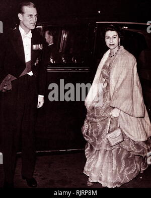 La reine Elizabeth II et le duc d'Édimbourg arrivent à l'Albert Hall, Londres. 1953. Banque D'Images