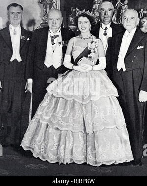 La reine Elizabeth II avec les premiers ministres du Commonwealth. 1952. Elle est présentée ici avec M. S. G. Holland (Nouvelle-Zélande), Sir Winston Churchill, M. Robert Menzies (Australie) et Mir. St-laurent (Canada).&# 13 ;&# 10 ; Banque D'Images