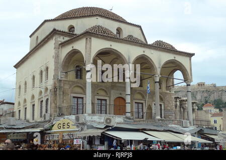 &# 13 ;&# 10;Tzistarakis Mosque est une mosquée, construite en 1759, à la place Monastiraki, le centre d'Athènes, Grèce. Il fonctionne désormais comme une annexe du musée d'Art Populaire grec Banque D'Images