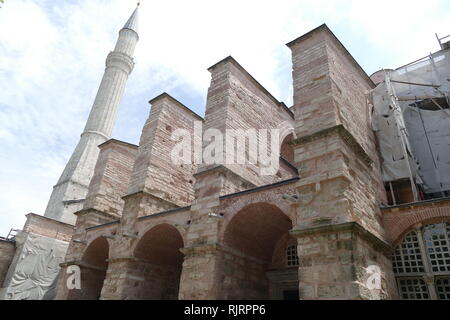 La basilique Sainte-Sophie, Istanbul, Turquie. Sainte-sophie est une ancienne église chrétienne orthodoxe grecque, plus tard, une mosquée impériale ottomane et maintenant un musée. Construit en 537 AD au début du Moyen-Âge, il était célèbre en particulier pour son énorme coupole. Il a été le plus grand bâtiment et une merveille d'ingénierie de son temps. Banque D'Images