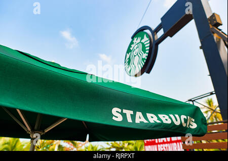 PATTAYA, THAÏLANDE - 20 février, 2016 : parapluie avec inscription de Starbucks. Starbucks Corporation est une entreprise américaine et mondiale de café café Banque D'Images
