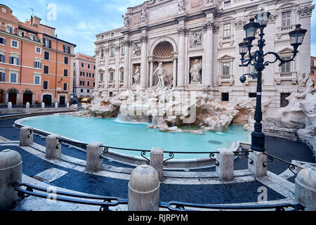 Vue générale de la fontaine de Trevi sur un beau matin Banque D'Images