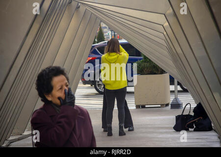 Les visiteurs du Garment District à New York s'amuser en se promenant dans l'interactive, immersive sculpture 'Iceberg' le Dimanche, Février 3, 2019. La fonte des glaciers d'un évocateur le tunnel d'arches métalliques émet le son d'un filet d'eau dans le rythme de la marche des visiteurs.L'exposition sera présentée jusqu'au 24 février. (© Richard B. Levine) Banque D'Images