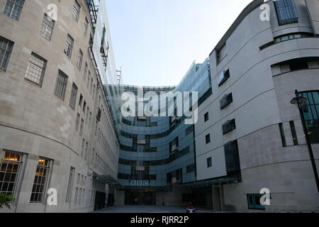 Broadcasting House, siège de la BBC, à Londres. La première radiodiffusion de l'immeuble a été faite le 15 mars 1932. Le bâtiment principal est de style Art Déco, avec un parement en pierre de Portland sur une ossature en acier. Banque D'Images