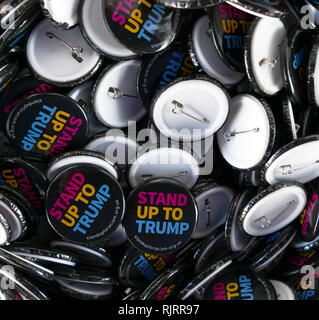 Badges pour protester contre la visite au Royaume-Uni par le Président des Etats-Unis, Donald Trump, juillet 2018. Banque D'Images