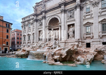 Vue générale de la fontaine de Trevi sur un beau matin Banque D'Images