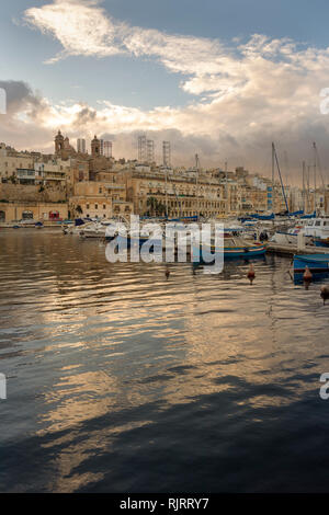 Yachts et bateaux amarrés au port, Mdina, Malte, du Bigu Banque D'Images