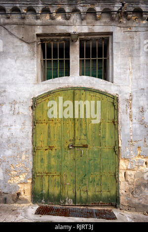 Portes en bois vert rustique à La Valette, Malte Victoria Gate à l'entrée de la ville. Banque D'Images