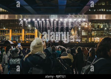 Londres, Royaume-Uni - 26 janvier 2019:les gens parler photos de bit.fall installation par Julius Popp comme une partie de l'hiver fête des lumières dans la région de Canary Wharf, occupé Banque D'Images