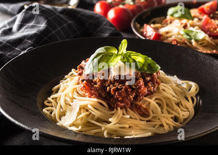Close up l'italien spaghetti bolognese en plaque noire Banque D'Images