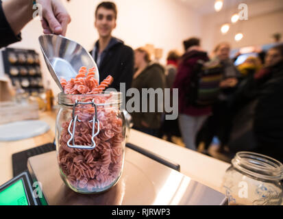 07 février 2019, Hessen, Frankfurt/Main : Les nouilles sont remplis dans le récipient en verre et pesés. Dans la première boutique d'emballage à Francfort, plus de déchets en plastique est d'être produits lors de l'achat. Les clients doivent apporter leurs propres contenants. Photo : Andreas Arnold/dpa Banque D'Images