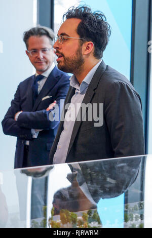 Lyon, France, 7 février 2019 : Mounir Mahjoubi, secrétaire d'Etat français délégué au développement numérique, est vu à Lyon Confluence (centre-est de la France) le 7 février 2019, alors qu'il rend visite à l'hotel rhône 101 école numérique dans le cadre de la séance d'inclusivité. Crédit photo : Serge Mouraret/Alamy Live News Banque D'Images