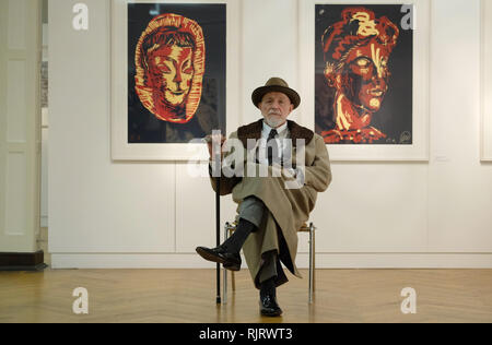 Leipzig, Allemagne. 07Th Feb 2019. L'artiste Markus Lüpertz se trouve dans le Museum für Druckkunst en face de bois gravés avec le titre "ycenaean' à partir de 1986. 80 copies de l'un des plus célèbres artistes contemporains allemands peut être vu dans le musée à partir de 07.02.2019 à 28.04.2019. Credit : Sebastian Willnow/dpa-Zentralbild/dpa/Alamy Live News Banque D'Images