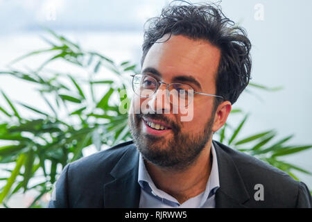 Lyon, France, 7 février 2019 : Mounir Mahjoubi, secrétaire d'Etat français délégué au développement numérique, est vu à Lyon Confluence (centre-est de la France) le 7 février 2019, alors qu'il rend visite à l'hotel rhône 101 école numérique dans le cadre de la séance d'inclusivité. Crédit photo : Serge Mouraret/Alamy Live News Banque D'Images