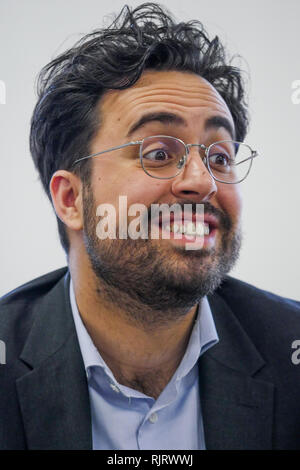 Lyon, France, 7 février 2019 : Mounir Mahjoubi, secrétaire d'Etat français délégué au développement numérique, est vu à Lyon Confluence (centre-est de la France) le 7 février 2019, alors qu'il rend visite à l'hotel rhône 101 école numérique dans le cadre de la séance d'inclusivité. Crédit photo : Serge Mouraret/Alamy Live News Banque D'Images