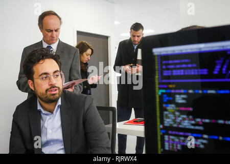 Lyon, France, 7 février 2019 : Mounir Mahjoubi, secrétaire d'Etat français délégué au développement numérique, est vu à Lyon Confluence (centre-est de la France) le 7 février 2019, alors qu'il rend visite à l'hotel rhône 101 école numérique dans le cadre de la séance d'inclusivité. Crédit photo : Serge Mouraret/Alamy Live News Banque D'Images