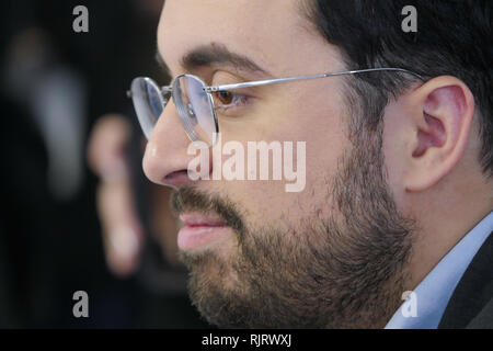 Lyon, France, 7 février 2019 : Mounir Mahjoubi, secrétaire d'Etat français délégué au développement numérique, est vu à Lyon Confluence (centre-est de la France) le 7 février 2019, alors qu'il rend visite à l'hotel rhône 101 école numérique dans le cadre de la séance d'inclusivité. Crédit photo : Serge Mouraret/Alamy Live News Banque D'Images