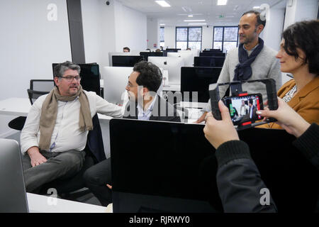 Lyon, France, 7 février 2019 : Mounir Mahjoubi, secrétaire d'Etat français délégué au développement numérique, est vu à Lyon Confluence (centre-est de la France) le 7 février 2019, alors qu'il rend visite à l'hotel rhône 101 école numérique dans le cadre de la séance d'inclusivité. Crédit photo : Serge Mouraret/Alamy Live News Banque D'Images