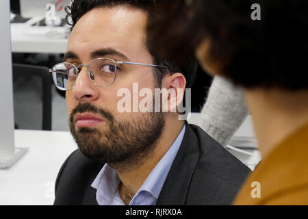 Lyon, France, 7 février 2019 : Mounir Mahjoubi, secrétaire d'Etat français délégué au développement numérique, est vu à Lyon Confluence (centre-est de la France) le 7 février 2019, alors qu'il rend visite à l'hotel rhône 101 école numérique dans le cadre de la séance d'inclusivité. Crédit photo : Serge Mouraret/Alamy Live News Banque D'Images