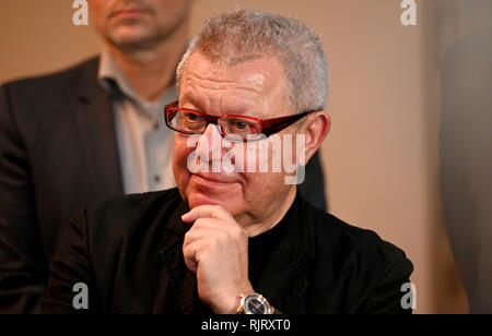 Brême, Allemagne. 07Th Feb 2019. La star américaine architecte Daniel Libeskind affronte les médias après une conversation avec les membres du Sénat. Libeskind travaille sur la conception d'un bâtiment pour Bremen. Il a maintenant présenté les premières ébauches dans l'hôtel de ville. Credit : Carmen Jaspersen/dpa/Alamy Live News Banque D'Images