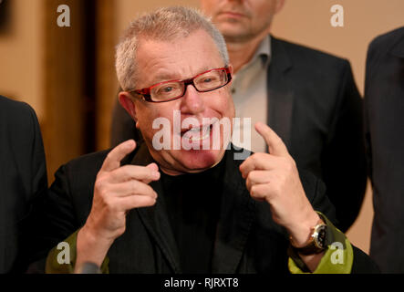 Brême, Allemagne. 07Th Feb 2019. La star américaine architecte Daniel Libeskind affronte les médias après une conversation avec les membres du Sénat. Libeskind travaille sur la conception d'un bâtiment pour Bremen. Il a maintenant présenté les premières ébauches dans l'hôtel de ville. Credit : Carmen Jaspersen/dpa/Alamy Live News Banque D'Images