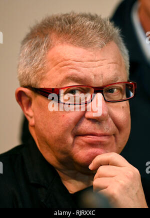 07 février 2019, Brême : US star l'architecte Daniel Libeskind affronte les médias après une conversation avec les membres du Sénat. Libeskind travaille sur la conception d'un bâtiment pour Bremen. Il a maintenant présenté les premières ébauches dans l'hôtel de ville. Photo : Carmen Jaspersen/dpa Banque D'Images