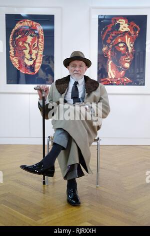 Leipzig, Allemagne. 07Th Feb 2019. L'artiste Markus Lüpertz se trouve dans le Museum für Druckkunst en face de bois gravés avec le titre "ycenaean' à partir de 1986. 80 copies de l'un des plus célèbres artistes contemporains allemands peut être vu dans le musée à partir de 07.02.2019 à 28.04.2019. Credit : Sebastian Willnow/dpa-Zentralbild/dpa/Alamy Live News Banque D'Images