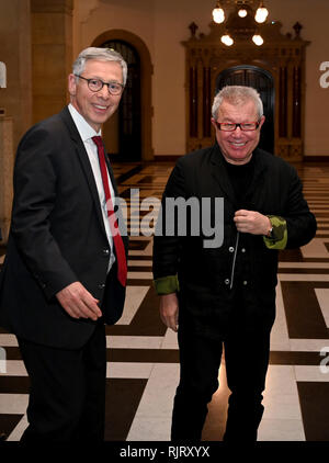 07 février 2019, Brême : US star l'architecte Daniel Libeskind (r) et le maire de Carsten Sieling (SPD) face aux médias après une discussion avec les membres du Sénat. Libeskind travaille sur la conception d'un bâtiment pour Bremen. Il a maintenant présenté les premières ébauches dans l'hôtel de ville. Photo : Carmen Jaspersen/dpa Banque D'Images