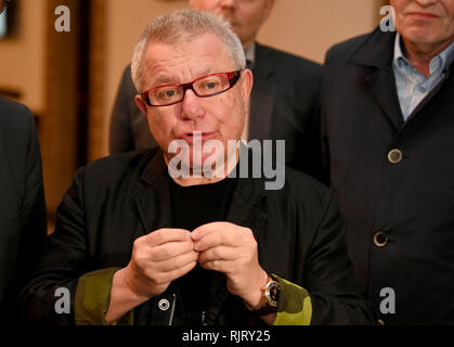 07 février 2019, Brême : US star l'architecte Daniel Libeskind affronte les médias après une conversation avec les membres du Sénat. Libeskind travaille sur la conception d'un bâtiment pour Bremen. Il a maintenant présenté les premières ébauches dans l'hôtel de ville. Photo : Carmen Jaspersen/dpa Banque D'Images