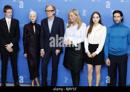 Berlin, Allemagne. 7 Février, 2019. Caleb Landry Jones, Andrea Riseborough, Bill Nighy, Lone Scherfig, Zoe Kazan et Tahar Rahim Pendant 'la bonté des étrangers' photocall à la 69ème Festival International du Film de Berlin/Berlinale 2019 à l'hôtel Grand Hyatt le 7 février 2019 à Berlin, Allemagne. Utilisation dans le monde entier | Credit : dpa/Alamy Live News Banque D'Images