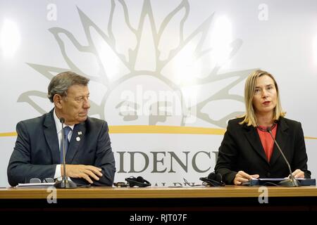 Montevideo, Uruguay. 07Th Feb 2019. Rodolfo Nin Novoa (l), le Ministre des affaires étrangères de l'Uruguay, et Federica Mogherini, l'action extérieure de l'UE représentant, prendre la parole lors d'une conférence de presse conjointe à la suite d'une réunion des représentants européens et latino-américains sur la crise au Venezuela. Crédit : Pablo Albarenga/dpa/Alamy Live News Banque D'Images