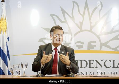 Montevideo, Uruguay. 07Th Feb 2019. Marcelo Ebrard, Ministre des affaires étrangères du Mexique, a parlé de la crise au Venezuela lors d'une conférence de presse à la suite d'une réunion des représentants européens et latino-américains sur la situation dans les pays de l'Amérique du Sud. Compte tenu de l'escalade de lutte de pouvoir entre le chef de l'Etat et l'auto-Maduro proclamé président par intérim Guaidó au Venezuela, l'Union européenne a fait la promotion d'un règlement pacifique du conflit. Crédit : Pablo Albarenga/dpa/Alamy Live News Banque D'Images