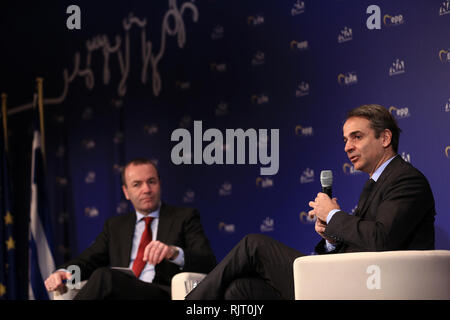 Athènes, Grèce. 7 Février, 2019. Kyriakos Mitsotakis (R), chef de la principale force d'opposition, le parti de la Nouvelle Démocratie, et Manfred Weber, président du Parti Populaire Européen (PPE) au Parlement européen, assister à la réunion d'EEP à Athènes, Grèce, le 7 février 2019. La création de nouveaux postes de travail dans l'Union européenne pour soutenir la croissance est une priorité absolue pour le Parti populaire européen (PPE), Weber a déclaré jeudi à Athènes. Credit : Marios Lolos/Xinhua/Alamy Live News Banque D'Images