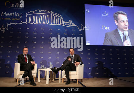 Athènes, Grèce. 7 Février, 2019. Kyriakos Mitsotakis (R), chef de la principale force d'opposition, le parti de la Nouvelle Démocratie, et Manfred Weber, président du Parti Populaire Européen (PPE) au Parlement européen, assister à la réunion d'EEP à Athènes, Grèce, le 7 février 2019. La création de nouveaux postes de travail dans l'Union européenne pour soutenir la croissance est une priorité absolue pour le Parti populaire européen (PPE), Weber a déclaré jeudi à Athènes. Credit : Marios Lolos/Xinhua/Alamy Live News Banque D'Images