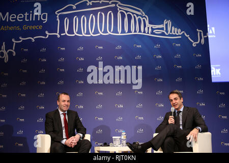 Athènes, Grèce. 7 Février, 2019. Kyriakos Mitsotakis (R), chef de la principale force d'opposition, le parti de la Nouvelle Démocratie, et Manfred Weber, président du Parti Populaire Européen (PPE) au Parlement européen, assister à la réunion d'EEP à Athènes, Grèce, le 7 février 2019. La création de nouveaux postes de travail dans l'Union européenne pour soutenir la croissance est une priorité absolue pour le Parti populaire européen (PPE), Weber a déclaré jeudi à Athènes. Credit : Marios Lolos/Xinhua/Alamy Live News Banque D'Images