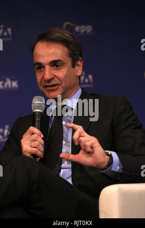 Athènes, Grèce. 7 Février, 2019. Kyriakos Mitsotakis (R), chef de la principale force d'opposition, le parti de la Nouvelle Démocratie, parle à du Parti Populaire Européen (PPE) qui s'est tenue à Athènes, Grèce, le 7 février 2019. La création de nouveaux postes de travail dans l'Union européenne pour soutenir la croissance est une priorité absolue pour le Parti populaire européen (PPE), Président du groupe PPE au Parlement européen Manfred Weber, a déclaré jeudi à Athènes. Credit : Marios Lolos/Xinhua/Alamy Live News Banque D'Images