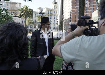 Montevideo, Uruguay. 07Th Feb 2019. Diego Rodriguez Pary (M.), le ministre des affaires étrangères de la Bolivie, est interviewé par une station de radio d'Amérique du Sud après une réunion de ce qu'on appelle le Groupe de Contact International (ICG) pour le Venezuela. La Bolivie n'a pas d'accord avec la demande du groupe au Venezuela. L'ICG a entrepris d'envoyer de l'aide supplémentaire pour soulager la crise humanitaire au Venezuela et en charge libre, transparente et crédible des élections présidentielles. Crédit : Pablo Albarenga/dpa/Alamy Live News Banque D'Images