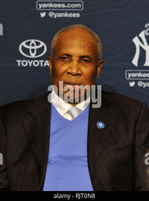 ***PHOTO*** Frank Robinson est décédé à New York, NY 83-Avril 16 : Frank Robinson assiste à la conférence de presse, comme le New York Yankees honneur Nelson Mandela avec une plaque à Monument Park dans le cadre de leur fête Jackie Robinson dans le Bronx, NY Le 16 avril 2014. Crédit : John Palmer/MediaPunch Banque D'Images